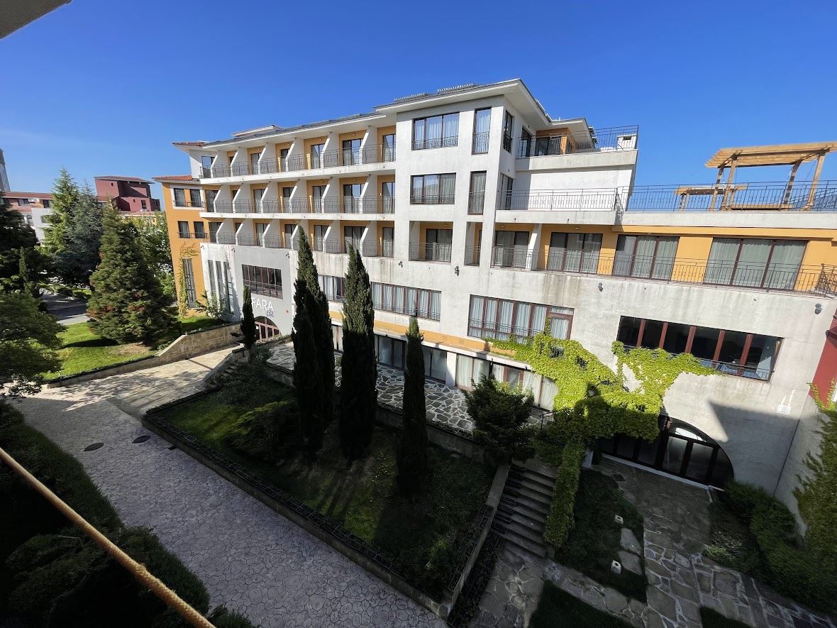 Výhled na moře a prvotřídní lokalita – byt v komplexu se službami, Aheloy