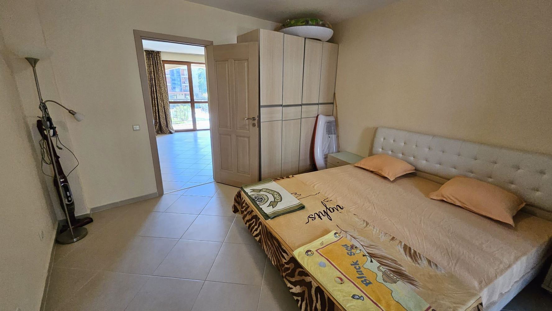 Prostorný apartmán se dvěma ložnicemi s vynikajícím potenciálem na Slunečném pobřeží – 110 m² komfortu a funkčnosti
