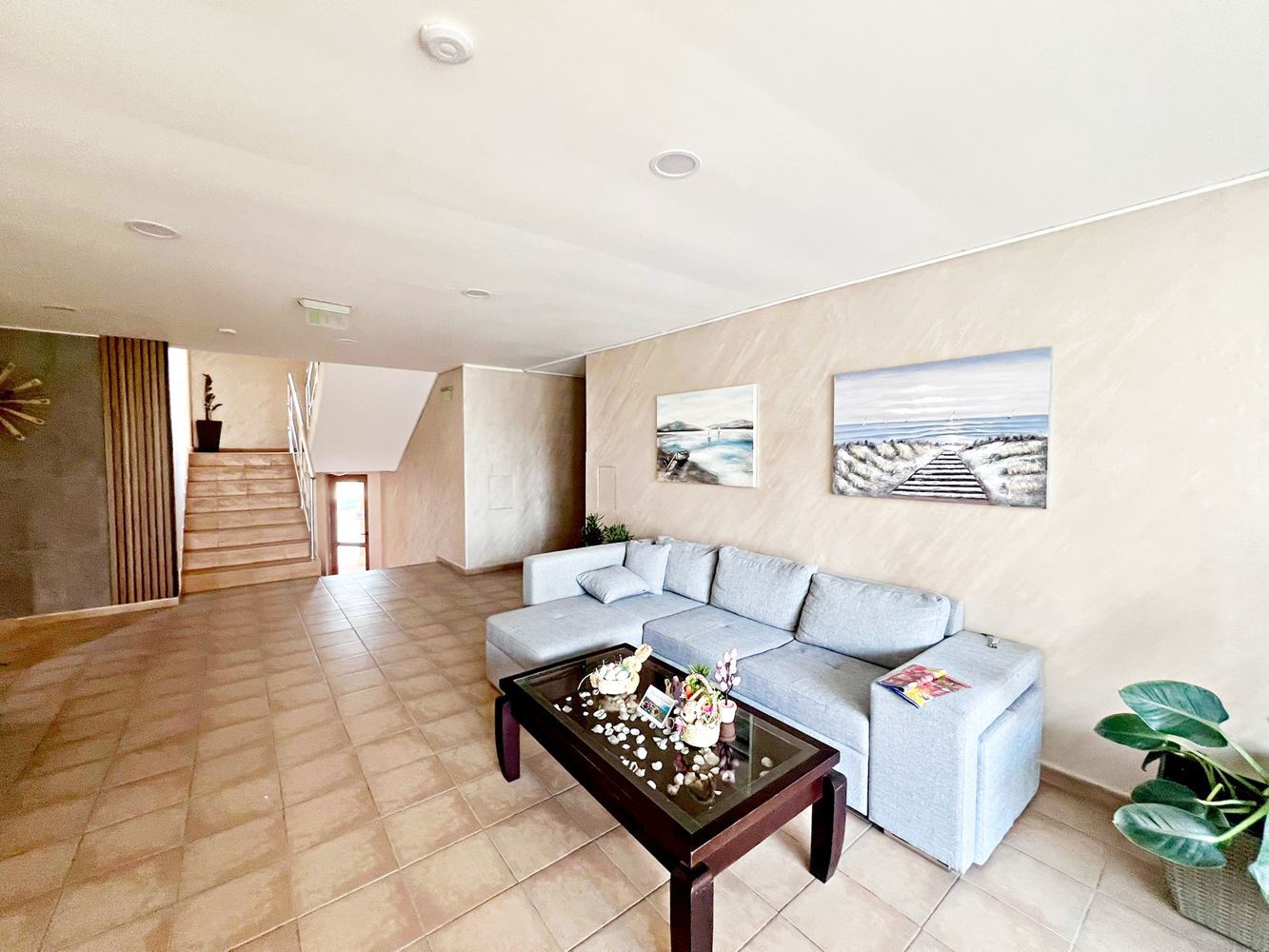 Stylový byt s jednou ložnicí s nízkým poplatkem za údržbu ve výborném komplexu na Slunečném pobřeží – připraven k nastěhování nebo investici