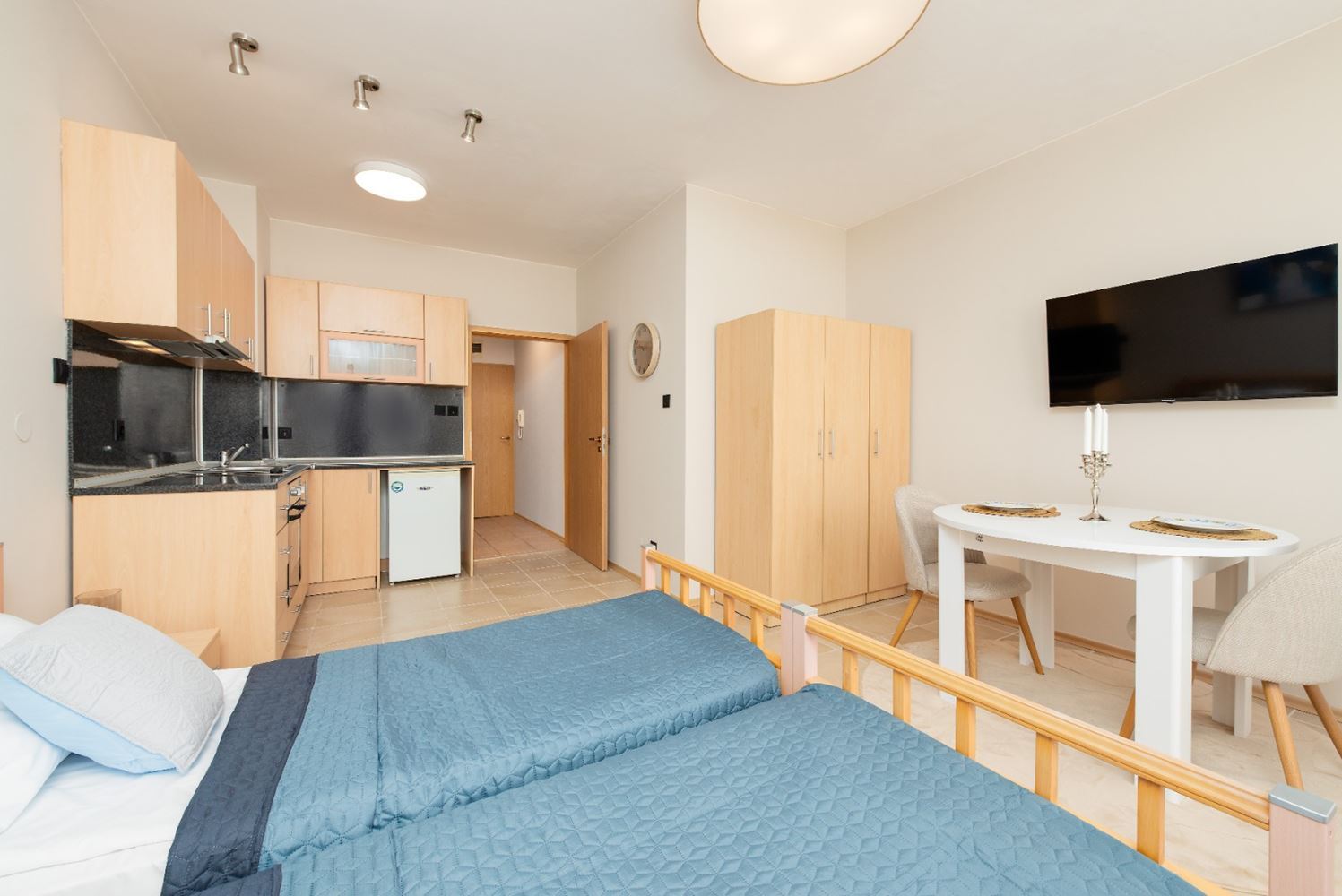 Slunné a prostorné studio s výhledem na moře v Ravdě – 100 m od pláže, v udržovaném komplexu s bazénem a zelení