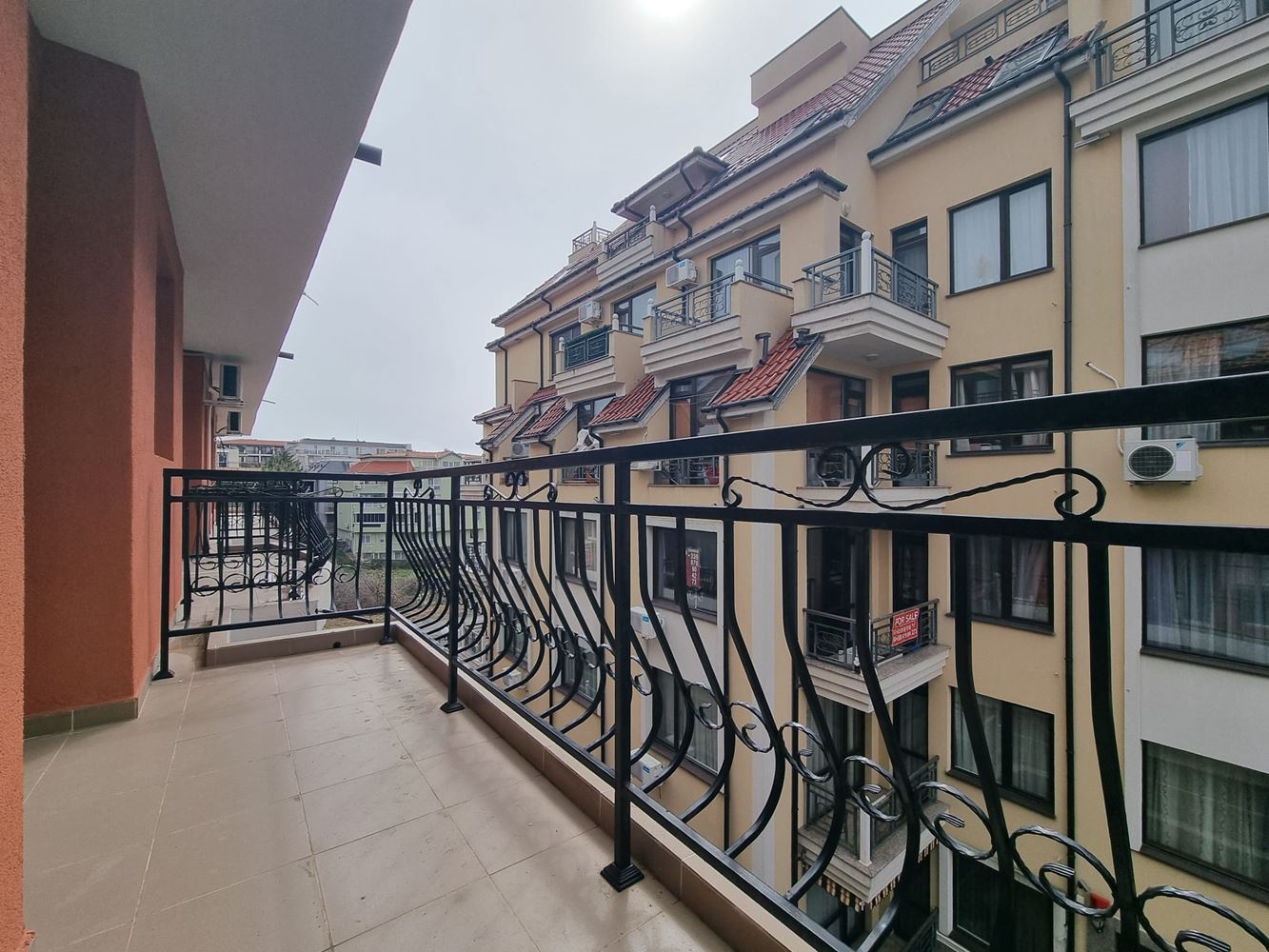 Byt s jednou ložnicí ve Sveti Vlas bez poplatku za údržbu – komfort a klid 400 m od moře