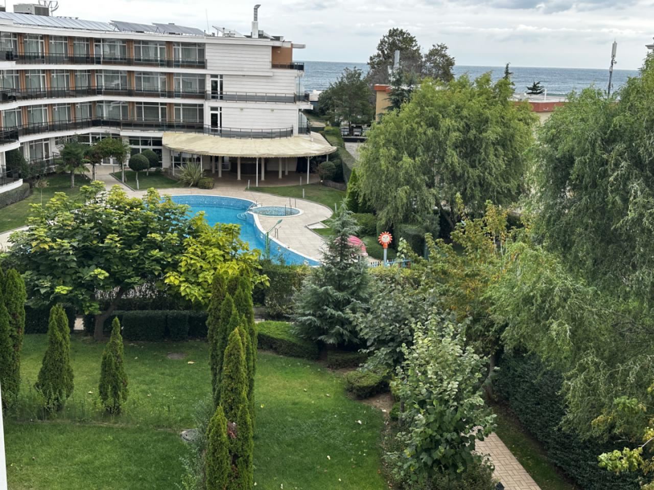 Mořské panorama a pobřežní kouzlo – zařízený byt s jednou ložnicí v první linii u moře v Sozopolu