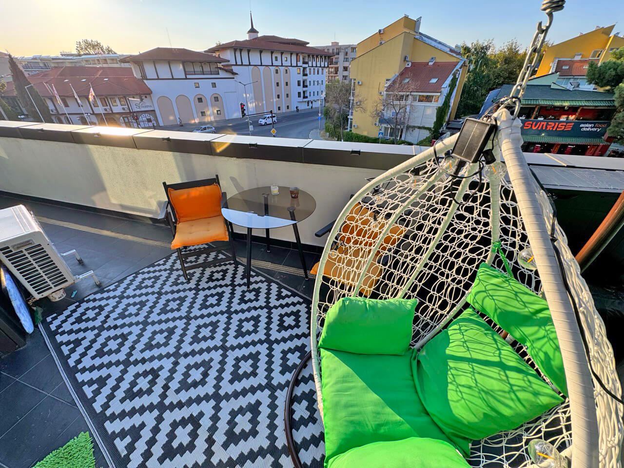 Apartmán s moderním vybavením a velkou terasou 200 m od pláže ve Slunečném pobřeží