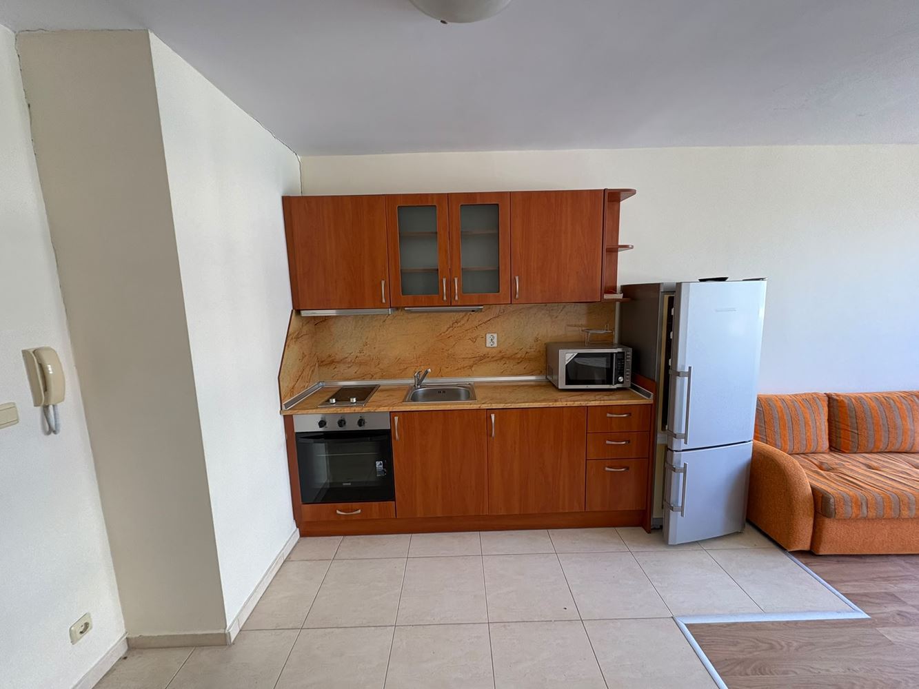 Pomorie 300 m od moře – zařízený apartmán s jednou ložnicí v komplexu s bazénem