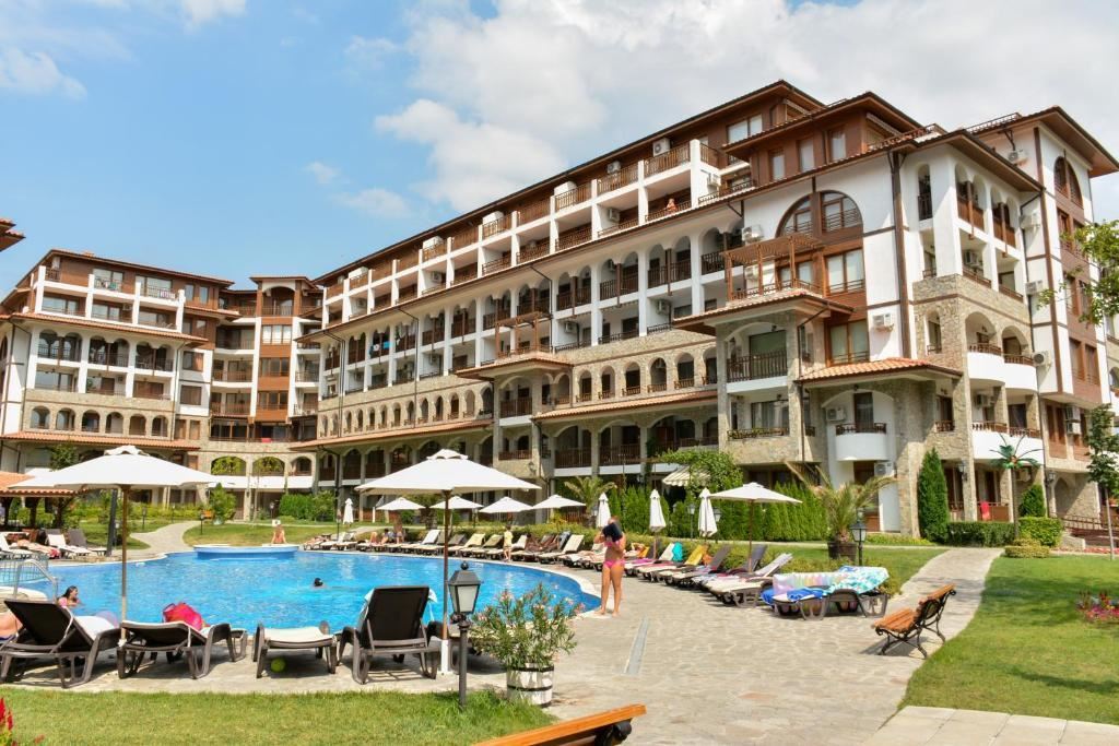 Prostorný dvoupokojový apartmán v prestižním komplexu v Sveti Vlas – 200 metrů od moře