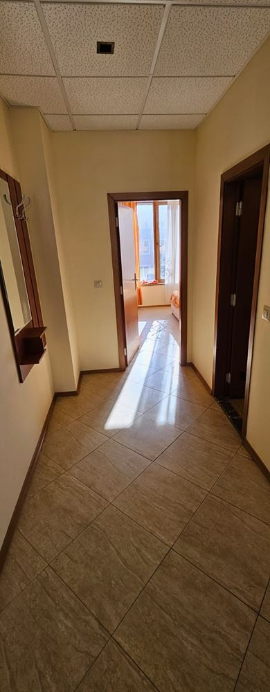 Prostorný apartmán s jednou ložnicí s výhledem na bazén – zařízený, s Aktem 16 a připravený k nastěhování