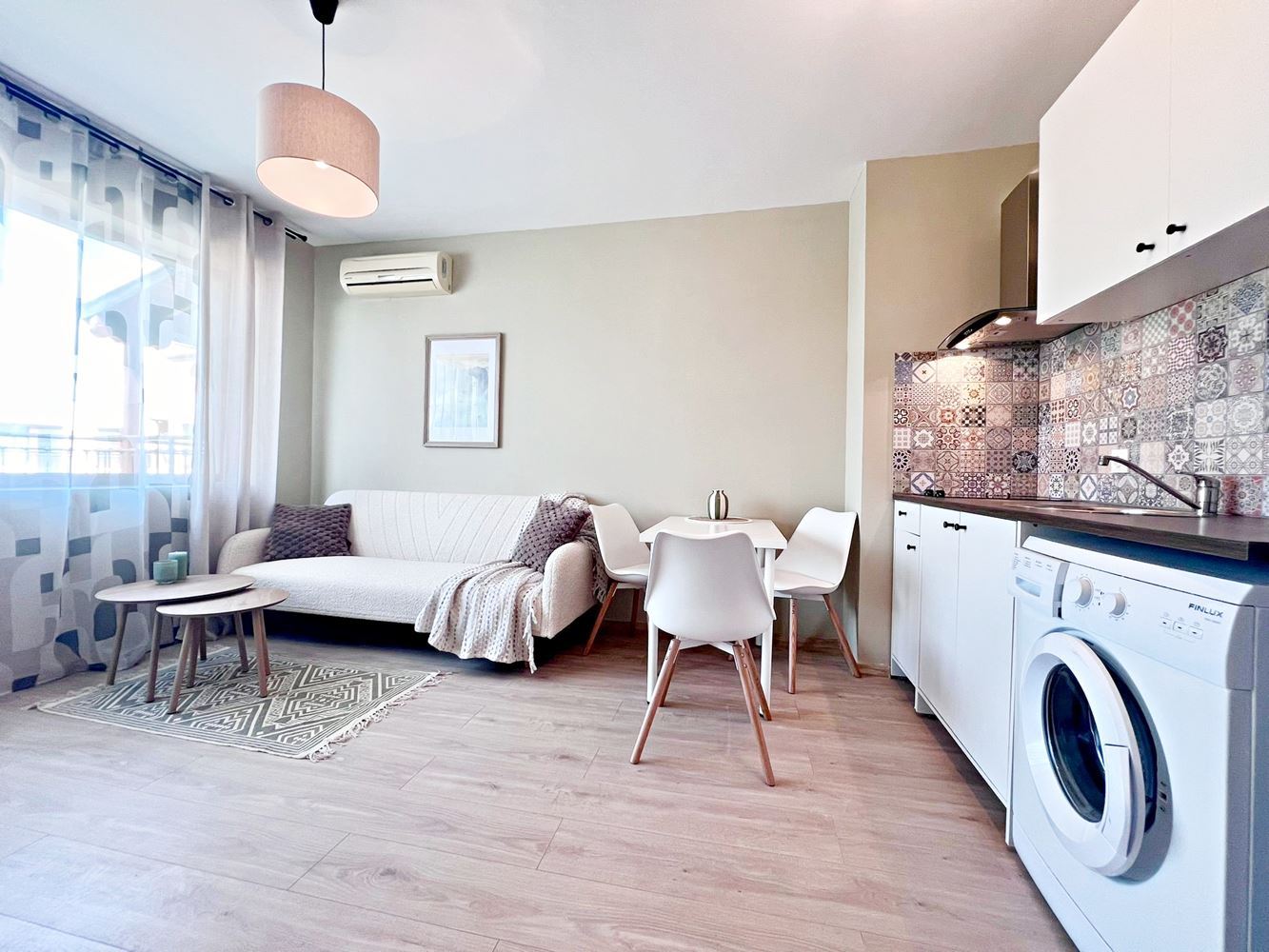 Stylový byt s jednou ložnicí s nízkým poplatkem za údržbu ve výborném komplexu na Slunečném pobřeží – připraven k nastěhování nebo investici