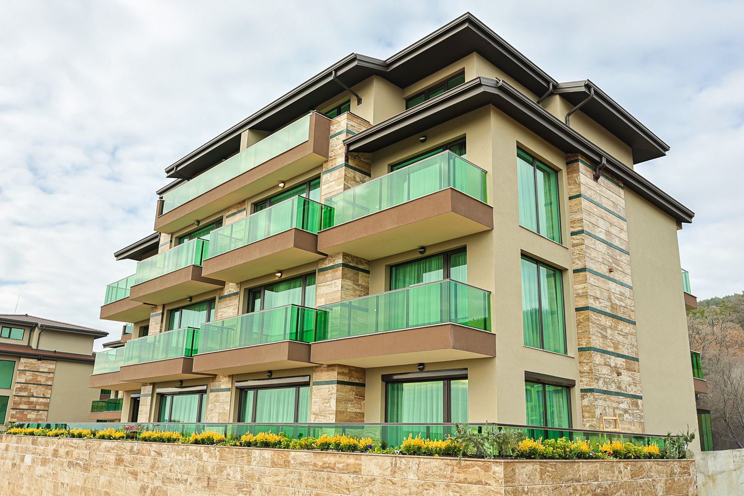 Dvoupokojový apartmán s výhledem na moře a designovou rekonstrukcí v zeleném komplexu ve Slunečném pobřeží