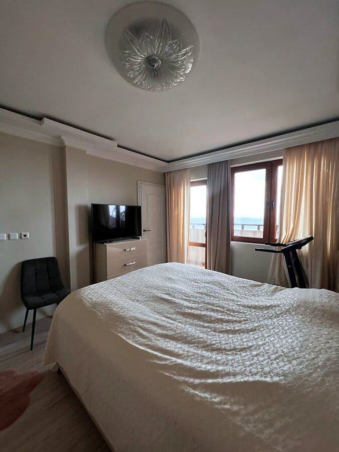 Komfortní mezonetový apartmán se dvěma ložnicemi a panoramatickým výhledem na moře ve Sveti Vlas – nemovitost v prestižní lokalitě s působivým výhledem