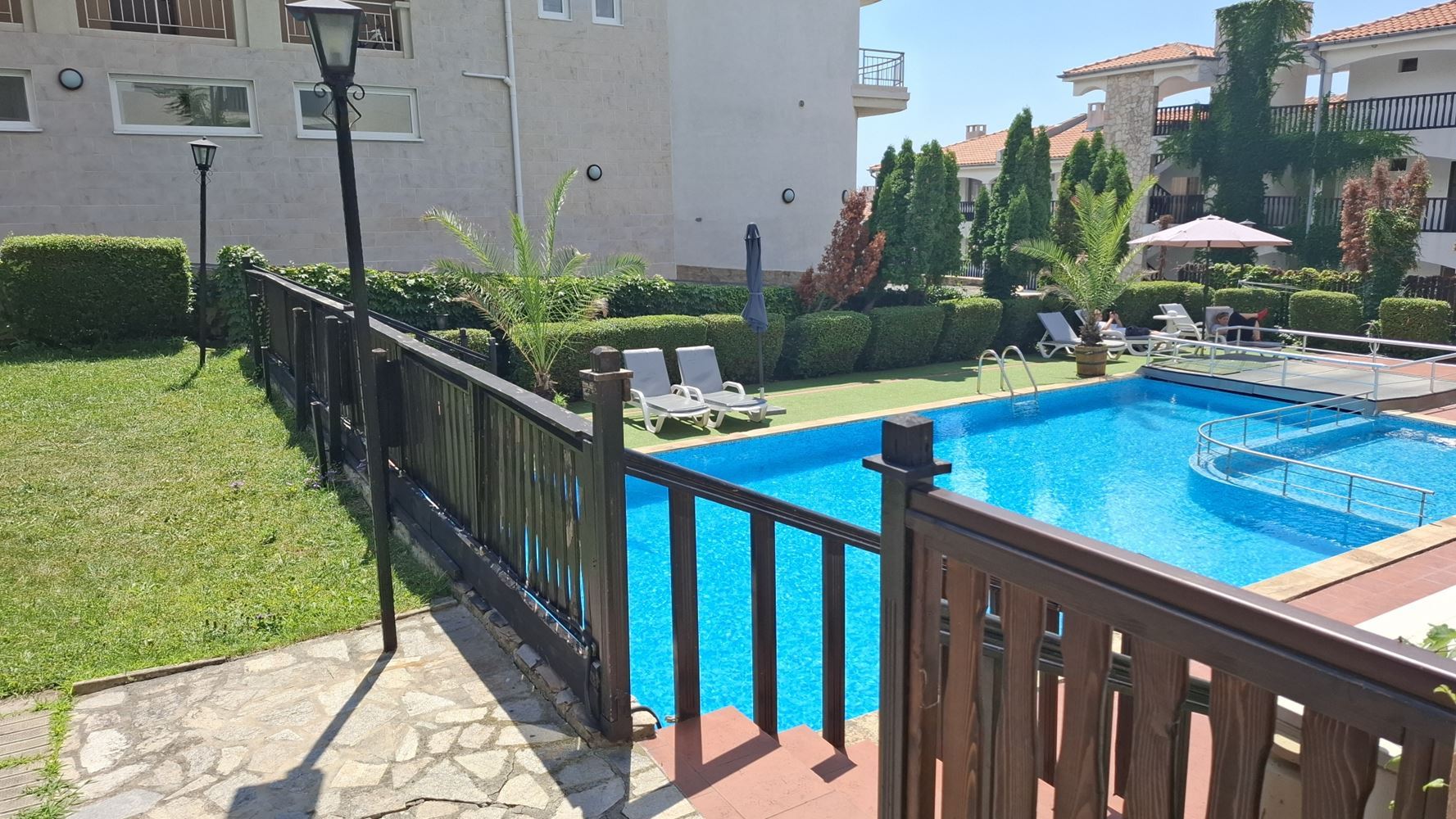 Luxusní apartmán se dvěma ložnicemi v první linii u moře ve Svatém Vlasu – jedinečná mořská atmosféra a prestižní komfort