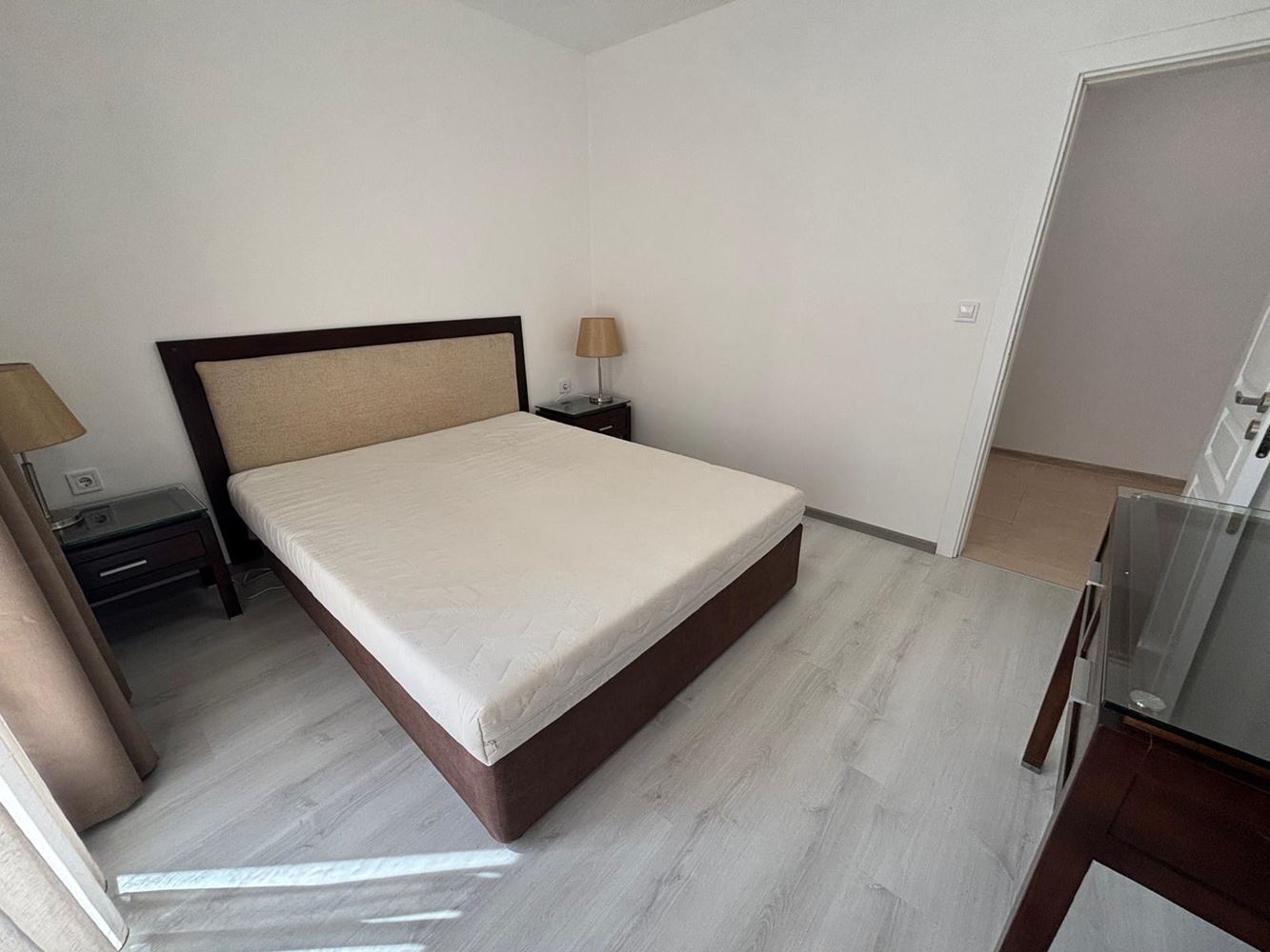 Prostorný apartmán s jednou ložnicí v Ravdě, 200 m od pláže – bez poplatku za údržbu a připravený k nastěhování