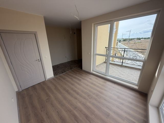 Nový apartmán s jednou ložnicí a prostorným balkonem v moderním komplexu v Ravdě