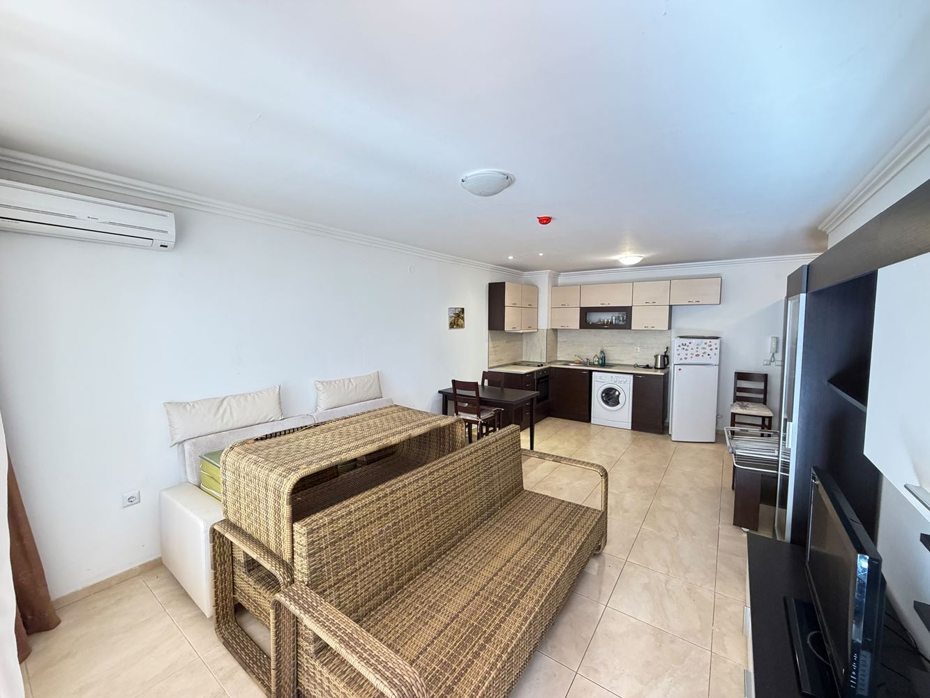 Apartmán v první linii u moře s přímým přístupem na pláž ve Sveti Vlas – vlastní zahrádka u apartmánu