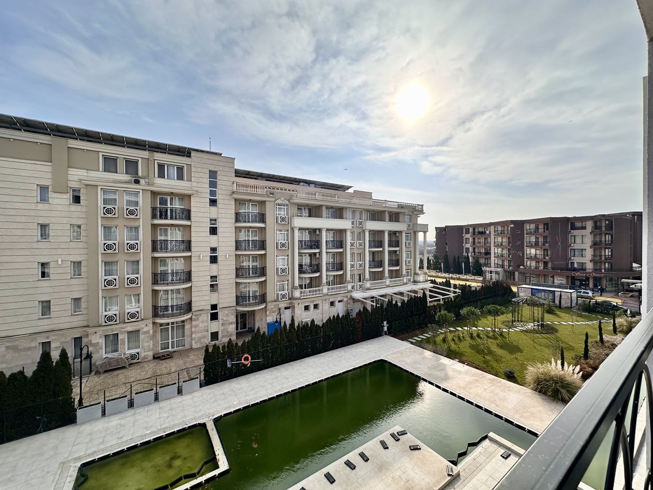 Útulný byt s jednou ložnicí s výhledem na bazén a zeleň ve Slunečném pobřeží – připraven k užívání