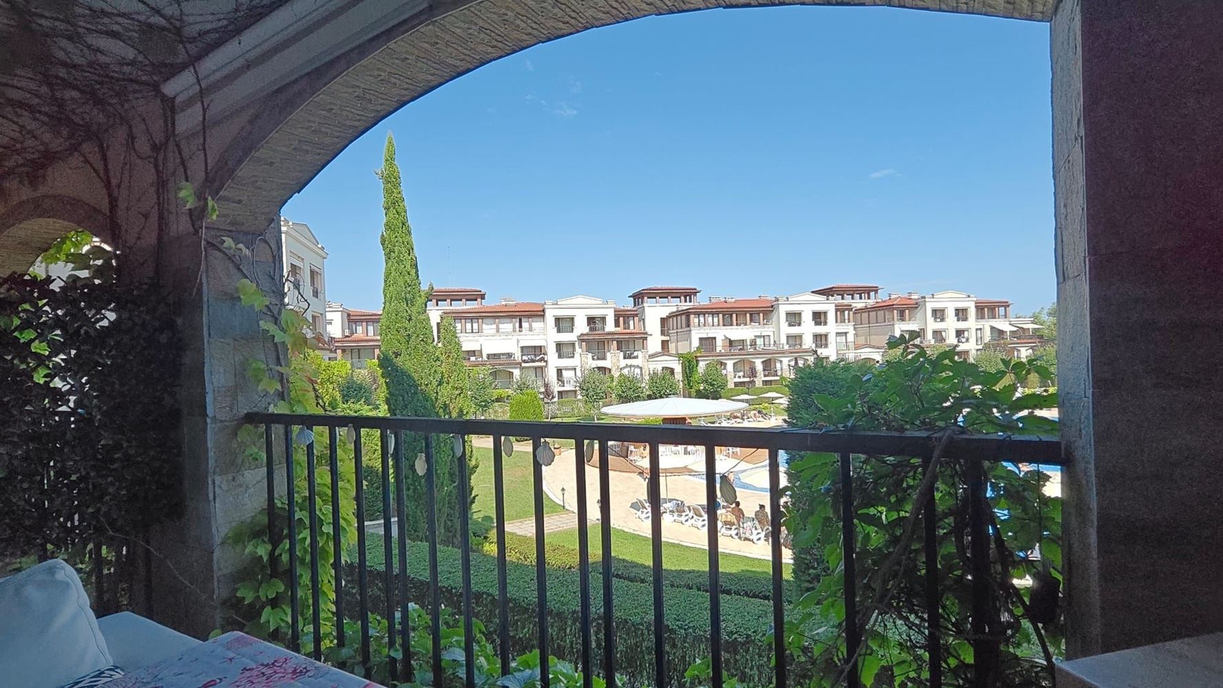 Byt se dvěma ložnicemi a prostornou verandou v luxusním komplexu v Kavatsi, Sozopol