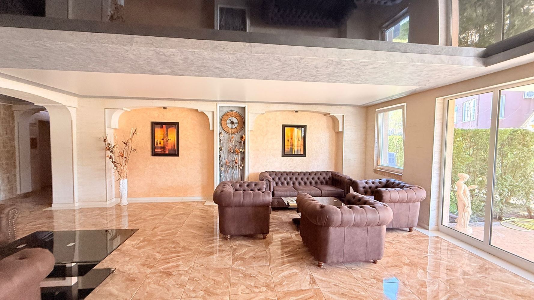 Luxusní mezonet se třemi ložnicemi v srdci Slunečného Pobřeží – prostor, styl a komfort na dvou úrovních