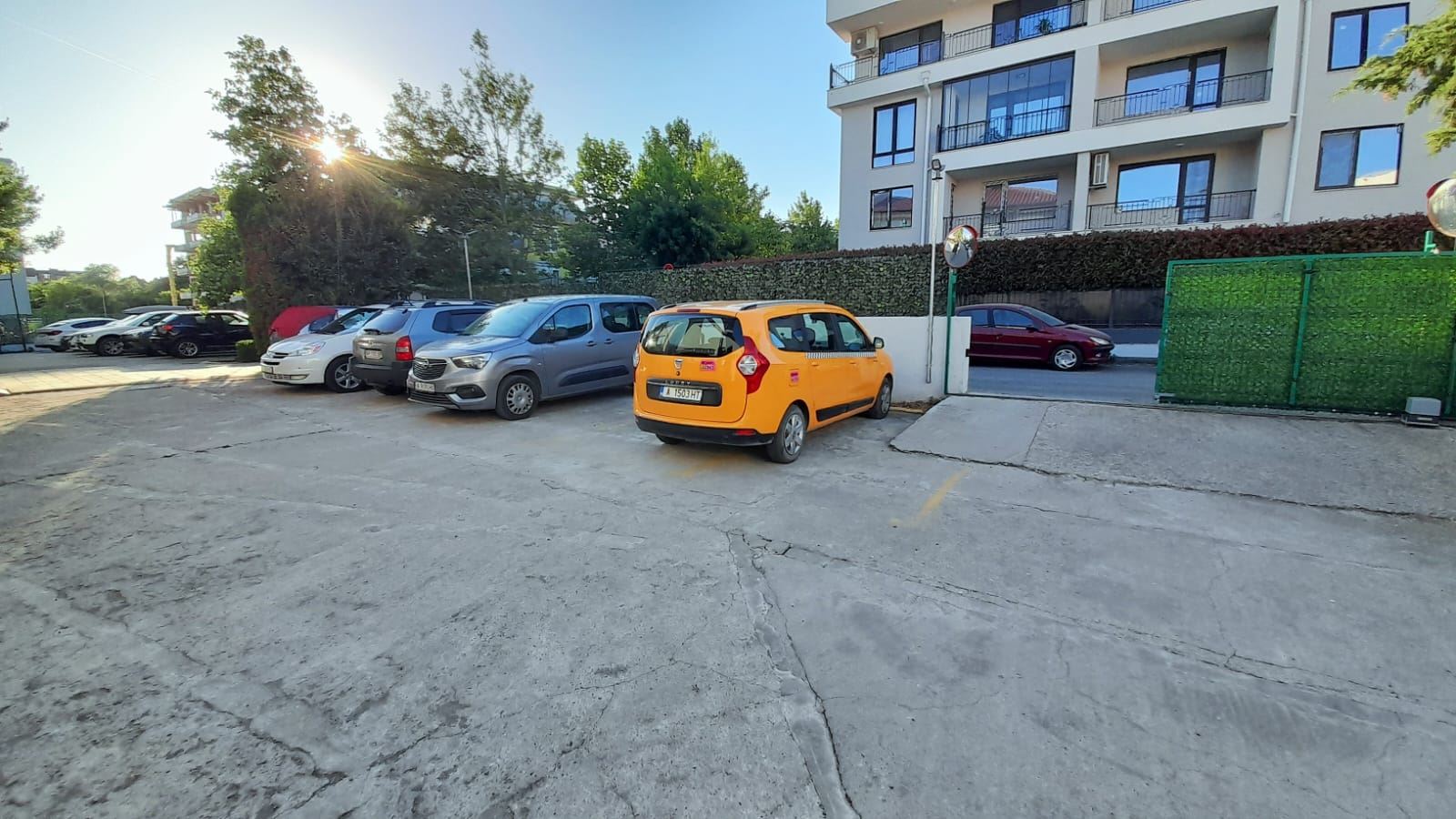 Komfortní apartmán s jednou ložnicí v celoročně fungujícím komplexu s parkováním v čtvrti Sarafovo