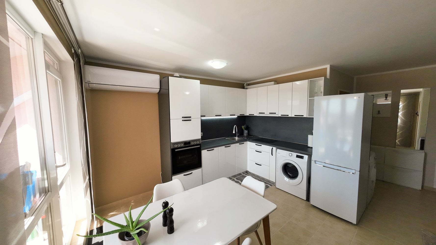 Útulný apartmán s jednou ložnicí na Slunečném pobřeží – komfort, prostornost a výborná poloha u moře