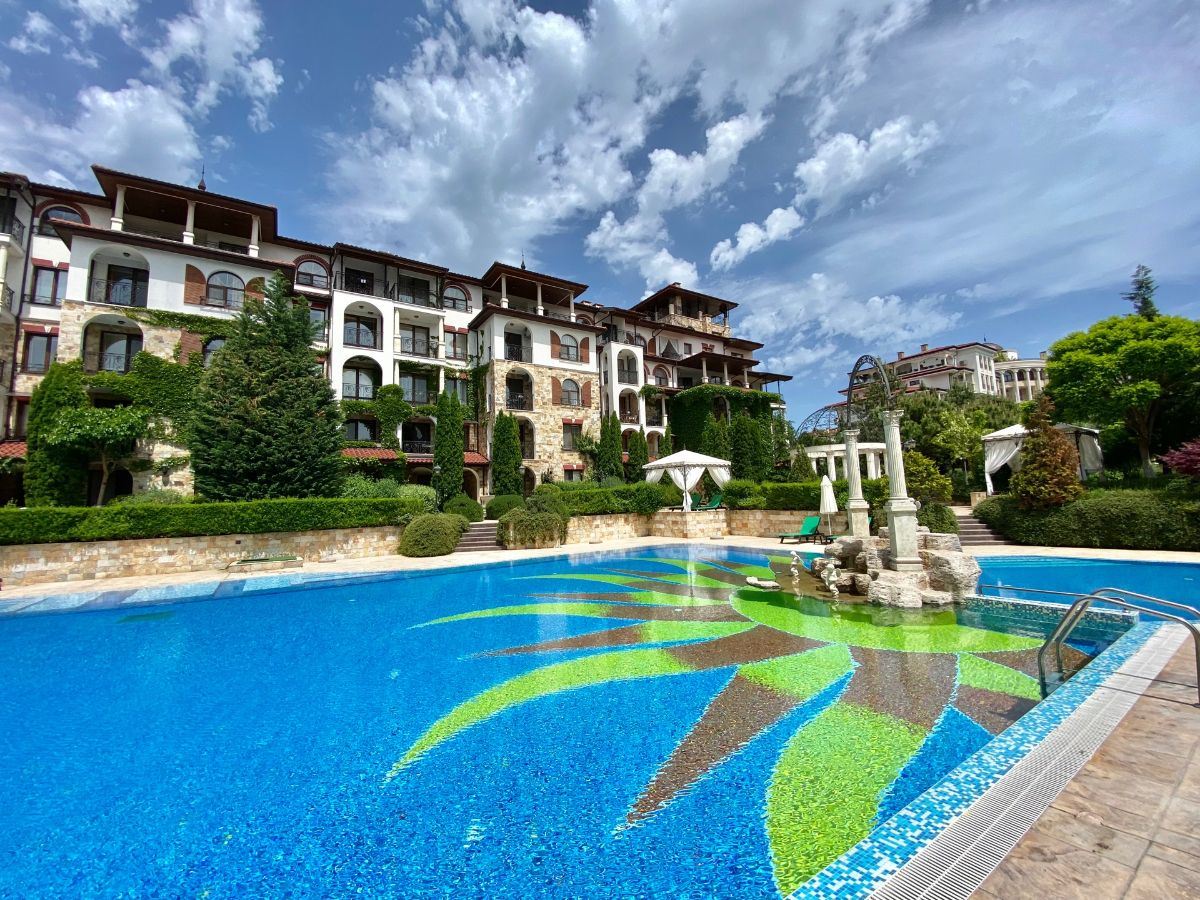 Unikátní mezonetový apartmán v prémiovém komplexu ve městě Nesebar