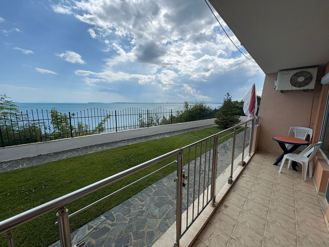 2pokojový apartmán s přímým výhledem na moře ve Svatém Vlasu – komfort, klid a resortový životní styl
