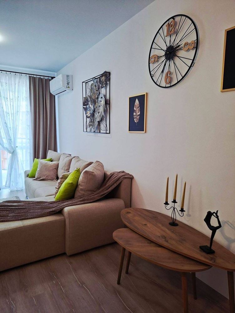 Stylový dvoupokojový apartmán s nízkým poplatkem za údržbu ve Slunečném pobřeží – komfort, bezpečí a skvělá investice u moře