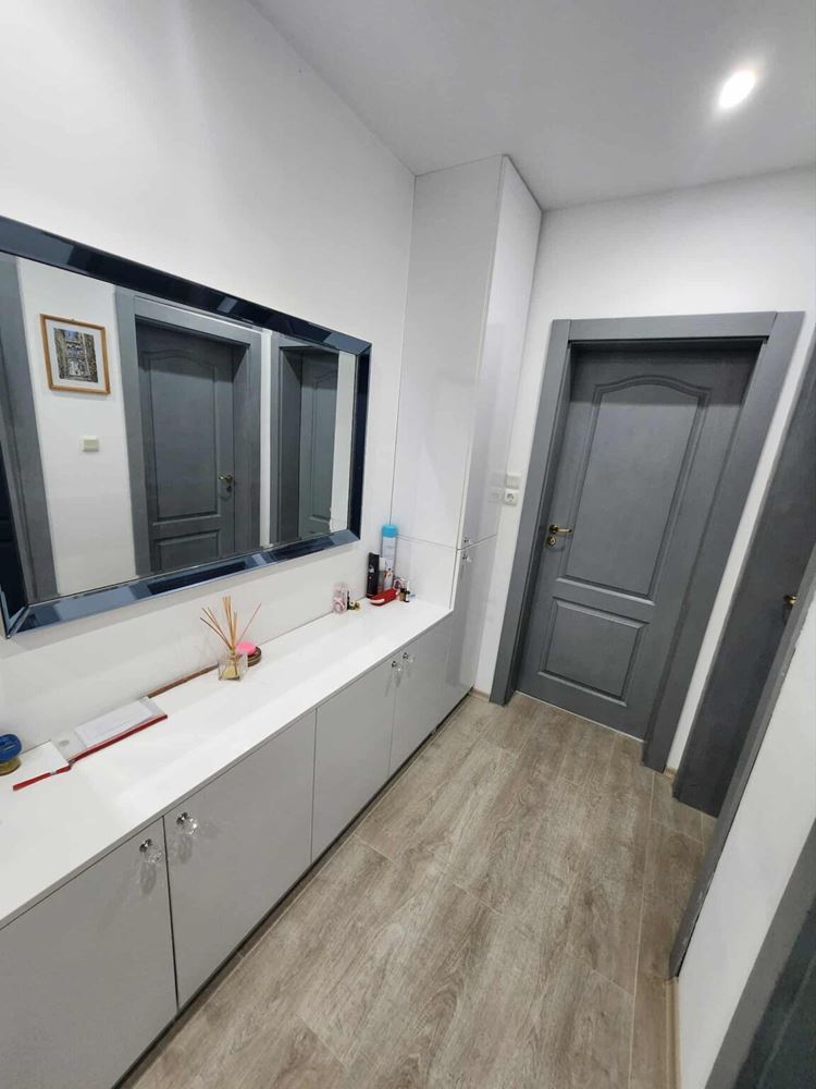 Apartmán se dvěma ložnicemi s výhledem na bazén ve Sveti Vlas – komfort, styl a skvělá lokalita