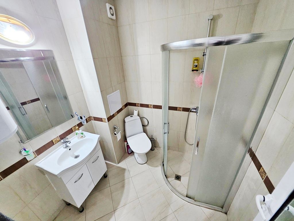 Stylový apartmán s jednou ložnicí s výhledem na bazén v letovisku Slunečné pobřeží