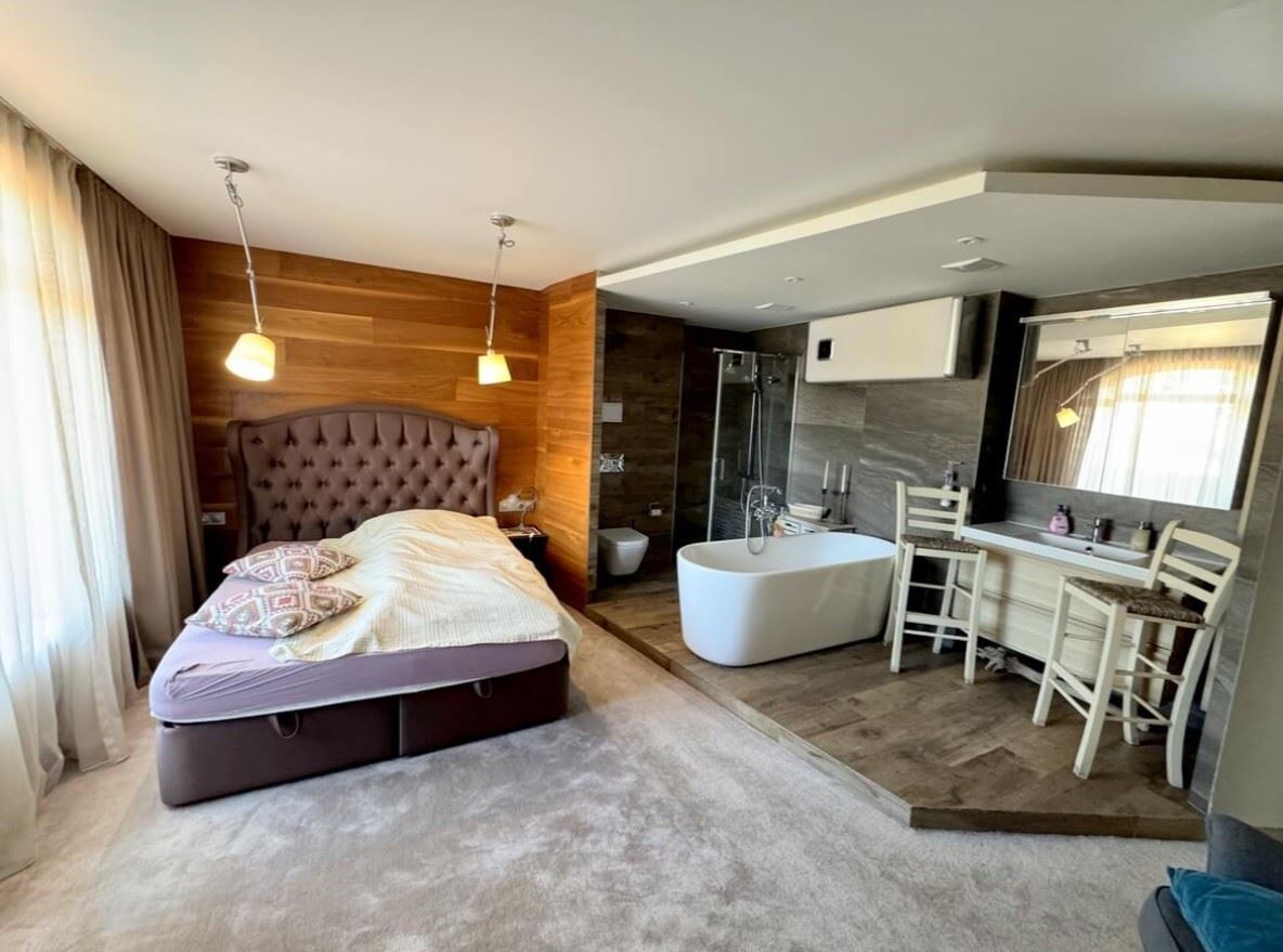 Apartmán se dvěma ložnicemi v prestižním uzavřeném komplexu ve Svatém Vlasu – první linie komfortu a přírody