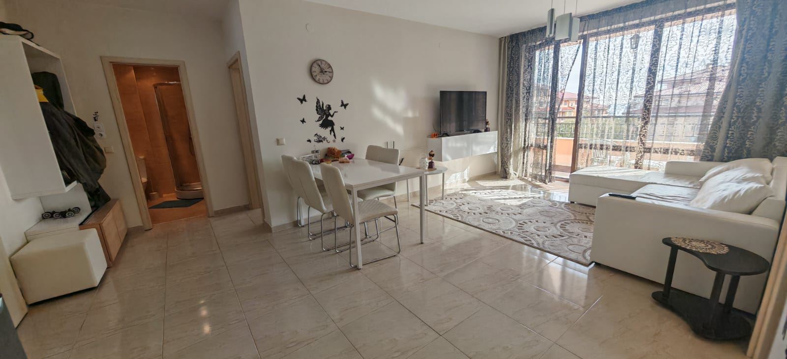 Apartmán se dvěma ložnicemi, výhledem na bazény a částečným výhledem na moře, 200 metrů od pláže ve Sveti Vlas