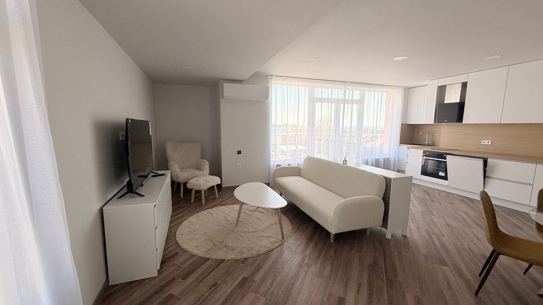 Luxusní apartmán se třemi ložnicemi na první linii v Ravdě – prostor, prestiž a úchvatné mořské panorama