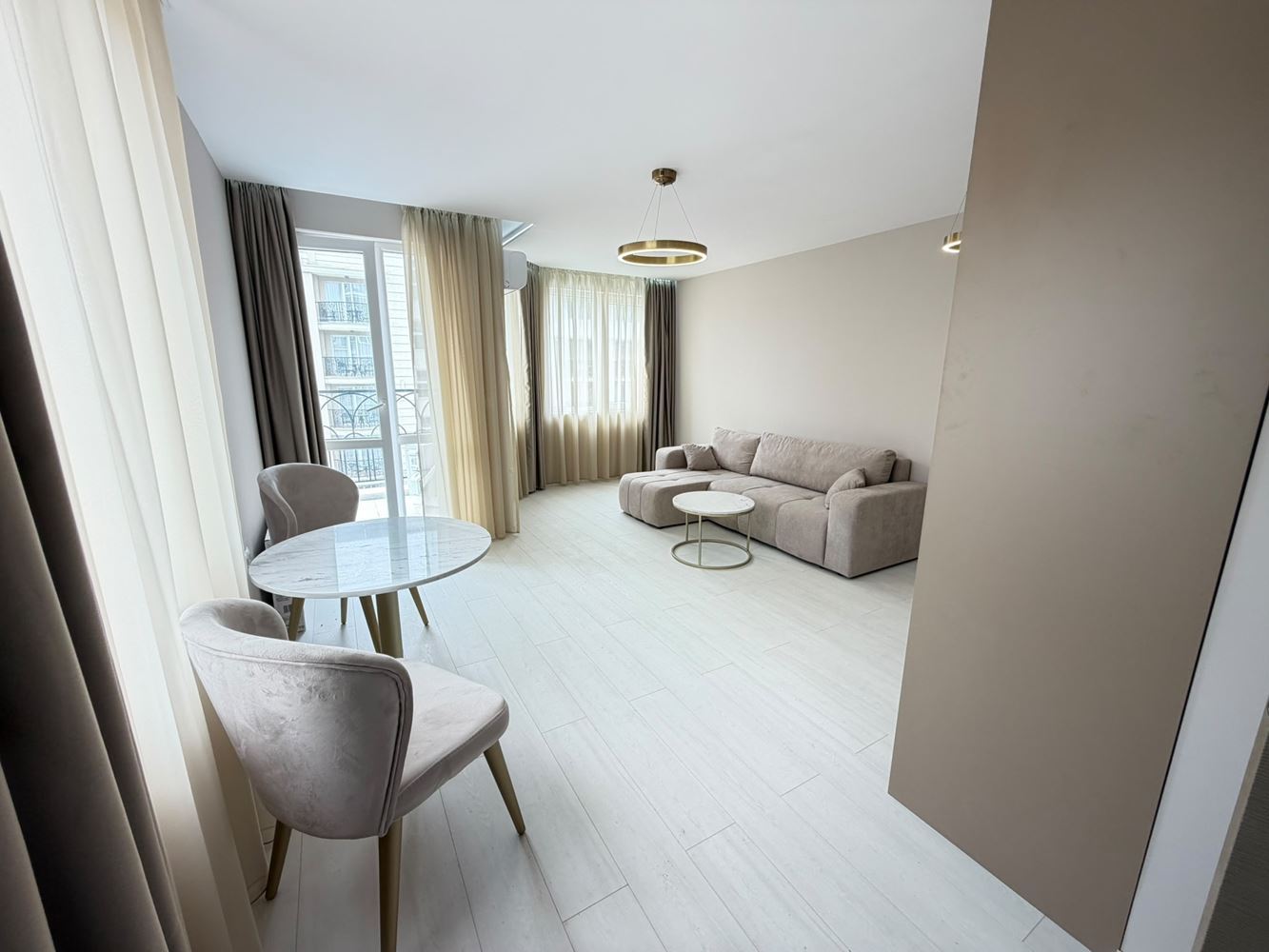 Slunečné pobřeží – útulný apartmán s jednou ložnicí, jižní orientací a krásným výhledem na bazén