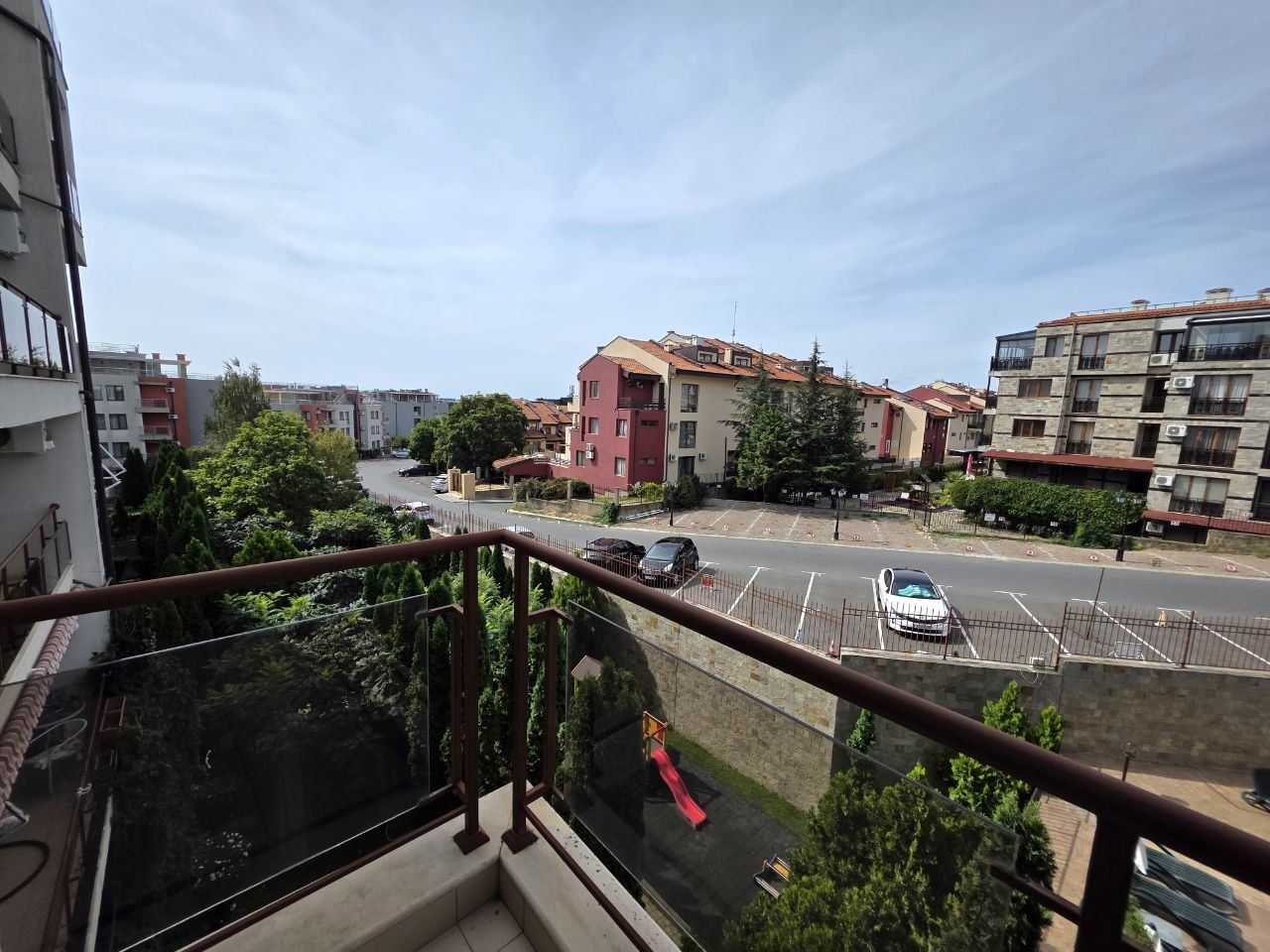 Studio s výhledem na bazén ve Sveti Vlas – vynikající možnost pro investici, bydlení nebo letní odpočinek