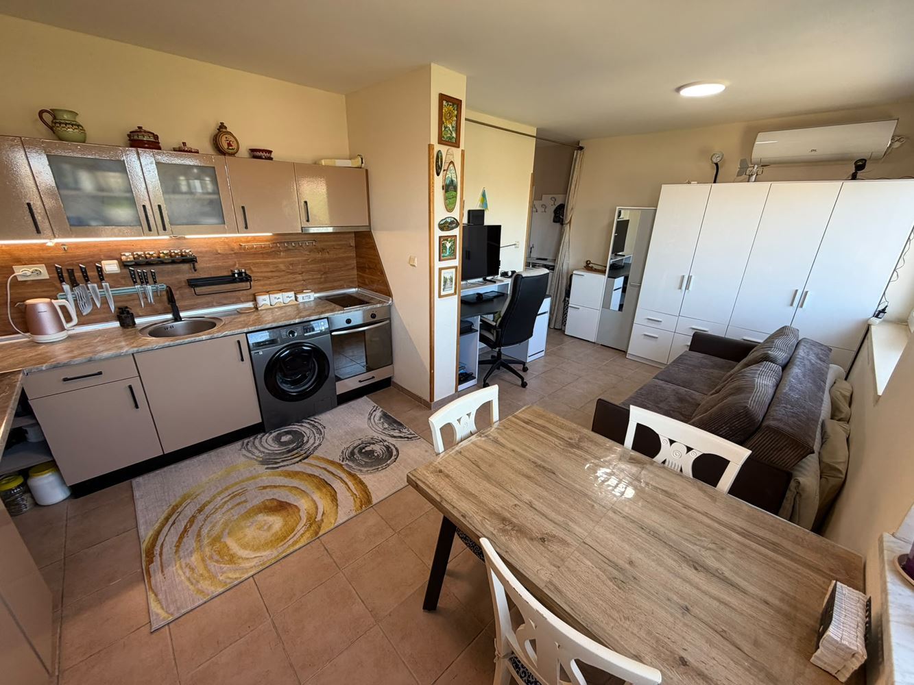Plně zařízený dvoupokojový apartmán v Slunečním pobřeží s výbornou infrastrukturou a bezpečností