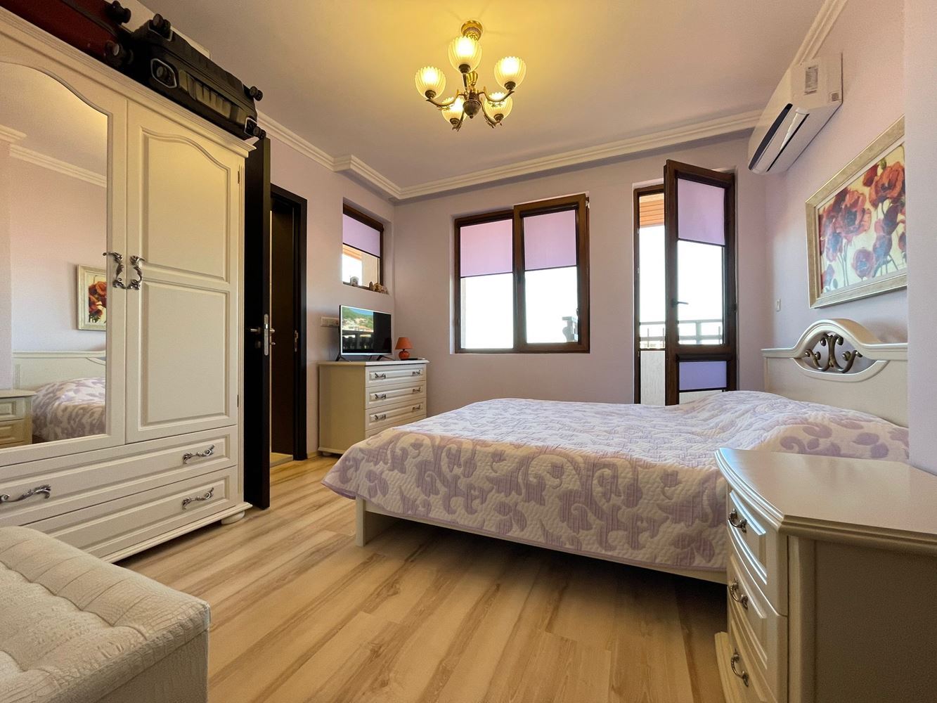 Panoramatický apartmán se třemi ložnicemi jen pár kroků od moře a jachtařského přístavu ve Sveti Vlas
