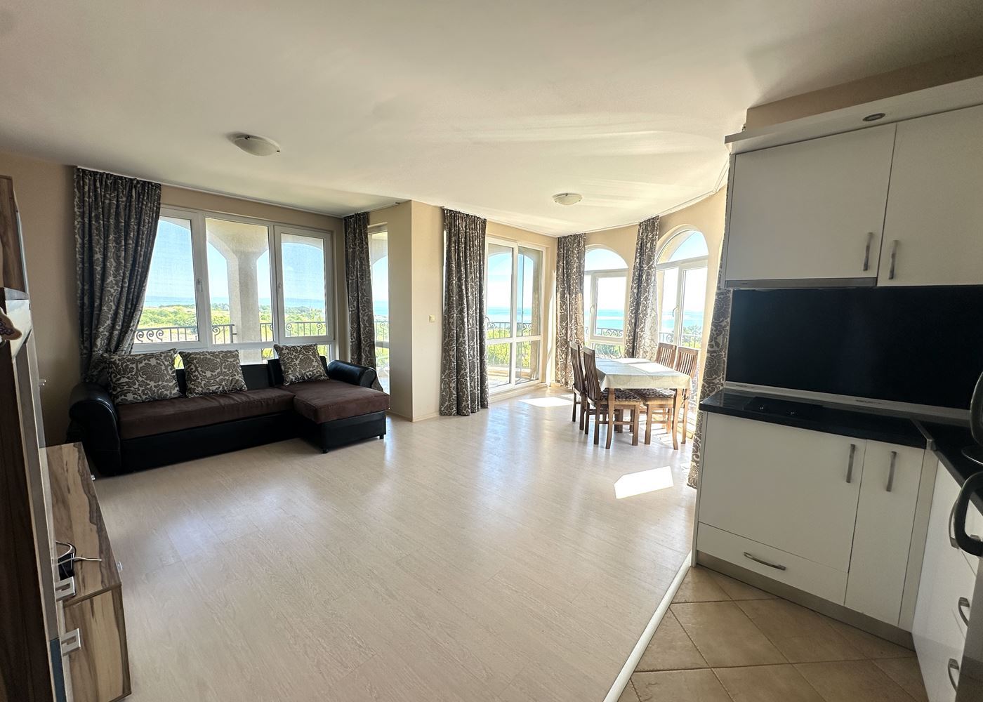 Prostorný apartmán s jednou ložnicí a panoramatickým výhledem na moře v Černomorci – připravený domov u moře