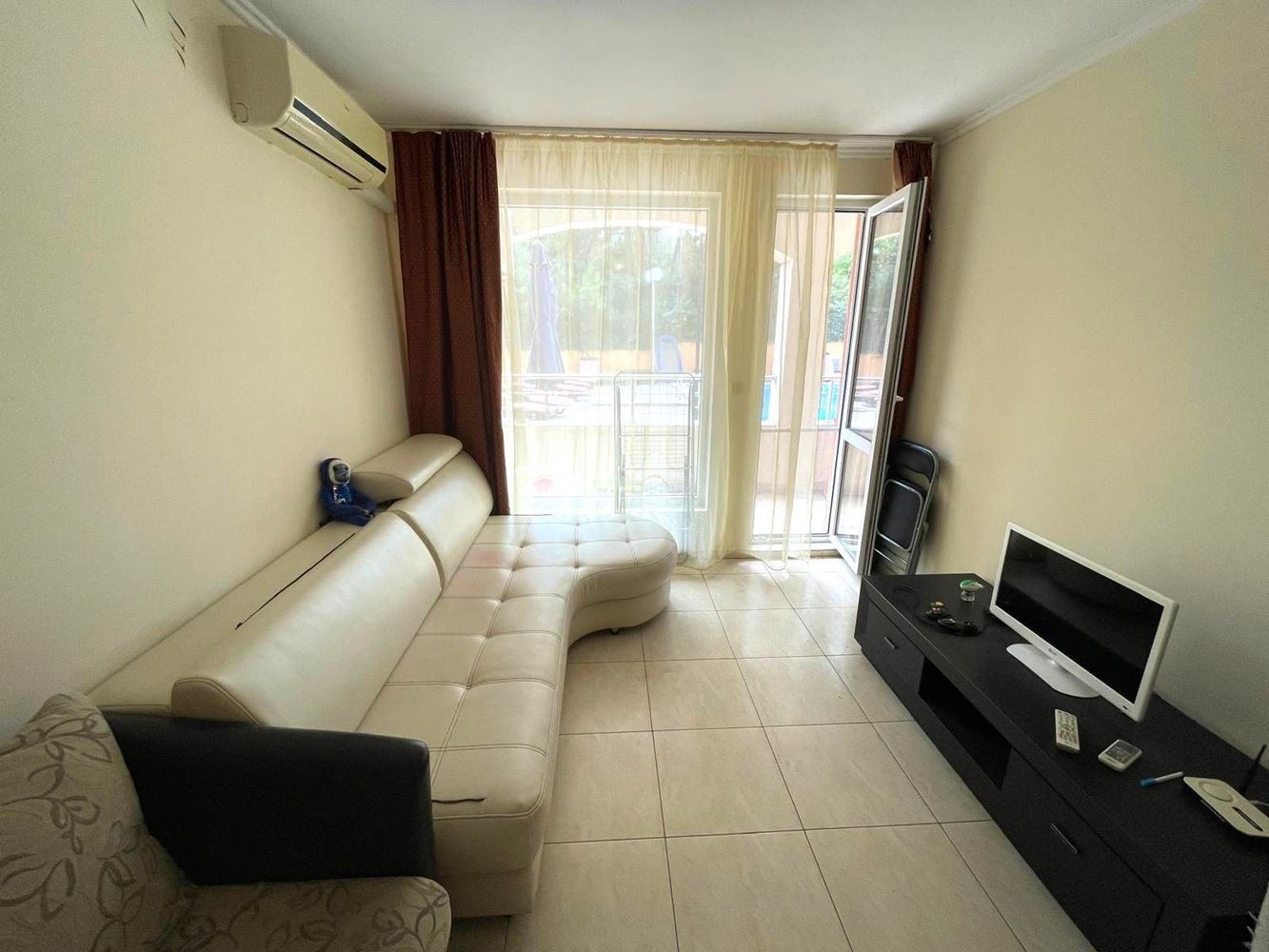 Velký apartmán s jednou ložnicí 100 metrů od pláže v Pomorie s přímým přístupem k bazénu