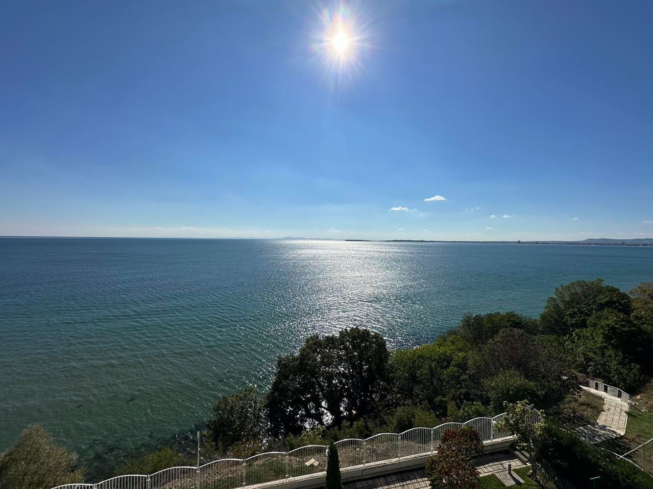 První linie u moře ve Sveti Vlas – působivý mezonet se třemi ložnicemi, panoramatickým výhledem a obrovskou terasou