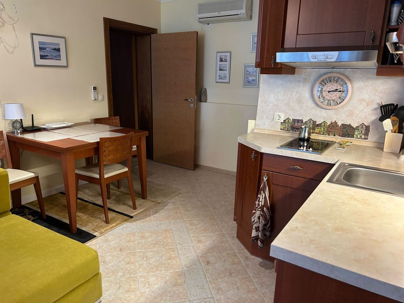 Apartmán se dvěma ložnicemi a výhledem na moře mezi borovicemi – luxus a klid přímo u moře v Sozopolu