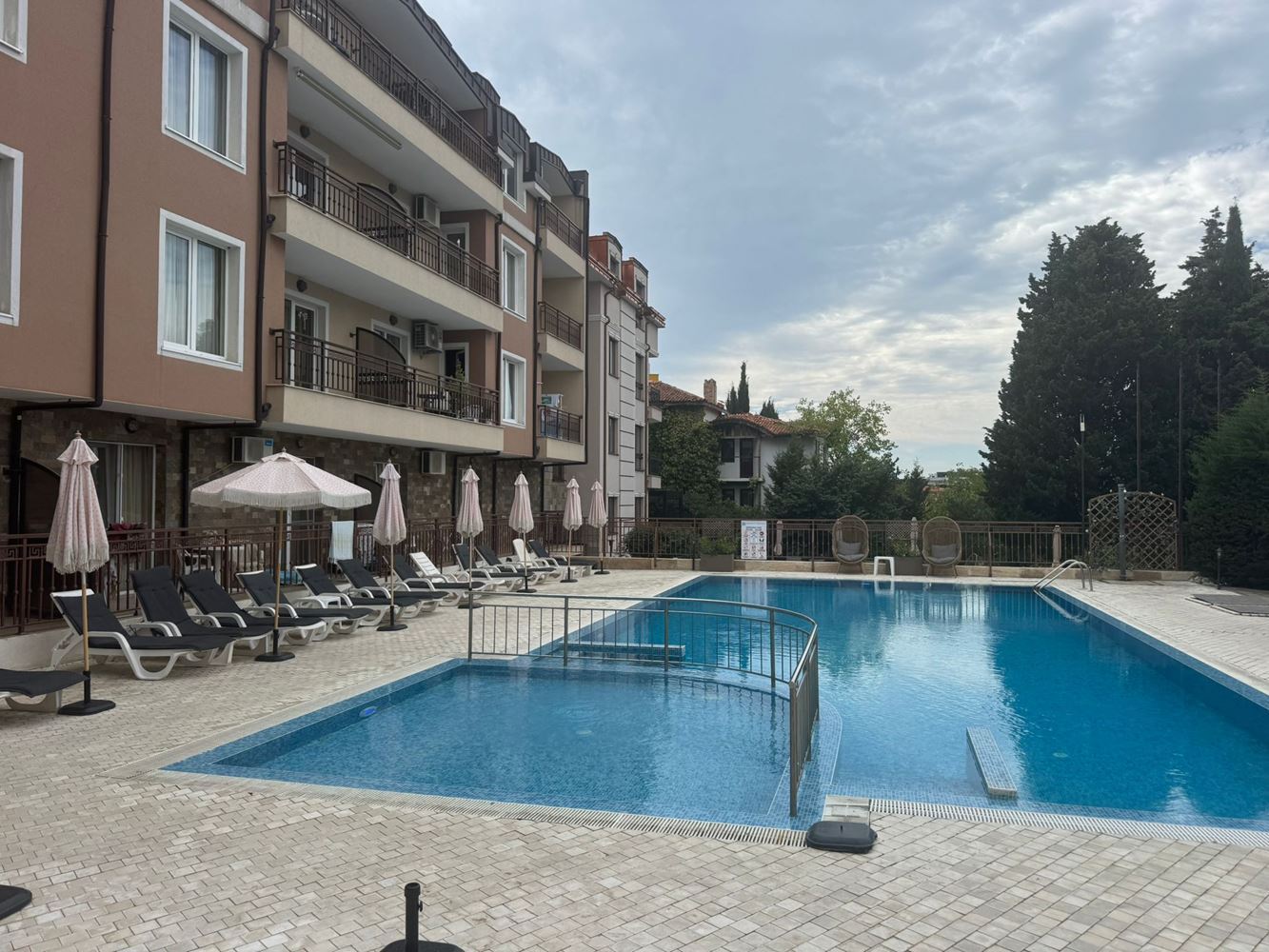 Prostorný apartmán s jednou ložnicí v elegantním komplexu na Slunečním pobřeží