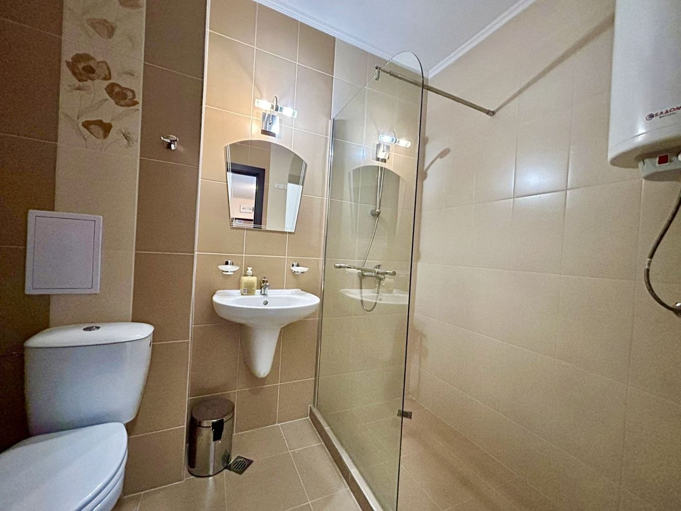Prostorný apartmán se dvěma ložnicemi a vlastním dvorem v Nesebaru – komfort, klid a výborně udržovaný areál