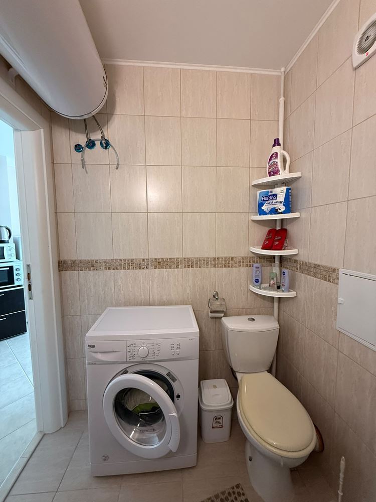 Apartmán s jednou ložnicí uprostřed zeleně v komplexu s bazénem a dětským hřištěm
