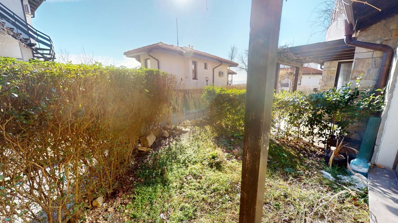 Krásný apartmán se dvěma ložnicemi a terasou ve Slunečném pobřeží