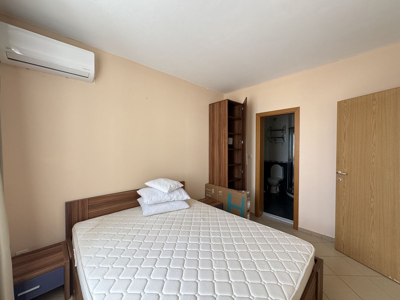 Prostorný apartmán se dvěma ložnicemi v první linii u moře ve Sveti Vlasu – výhled na moře a bazény