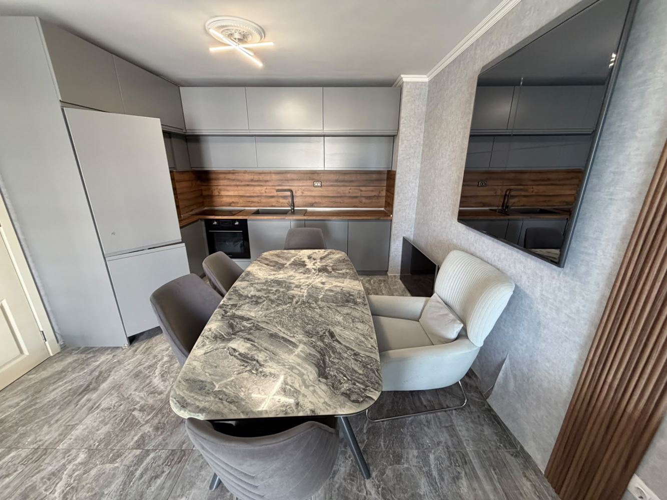 Luxusní apartmán s jednou ložnicí a výhledem na moře v Nesebaru – styl a komfort v první linii u moře