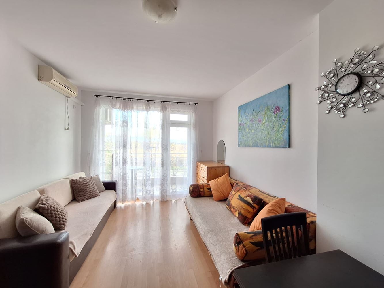 Prostorný byt s jednou ložnicí v luxusním komplexu s bazény a sportovními zařízeními