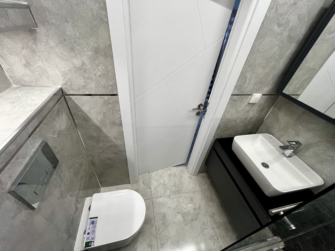 Moderní apartmán s jednou ložnicí s panoramatickým výhledem v prestižním komplexu – připraven k nastěhování