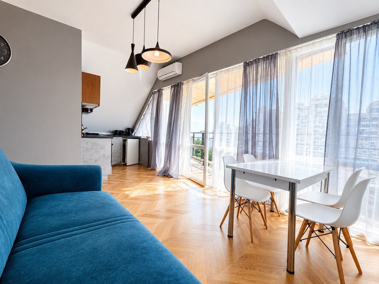 Útulný apartmán s jednou ložnicí a výhledem na moře ve Svatém Vlasu – klid, komfort a skvělá investice