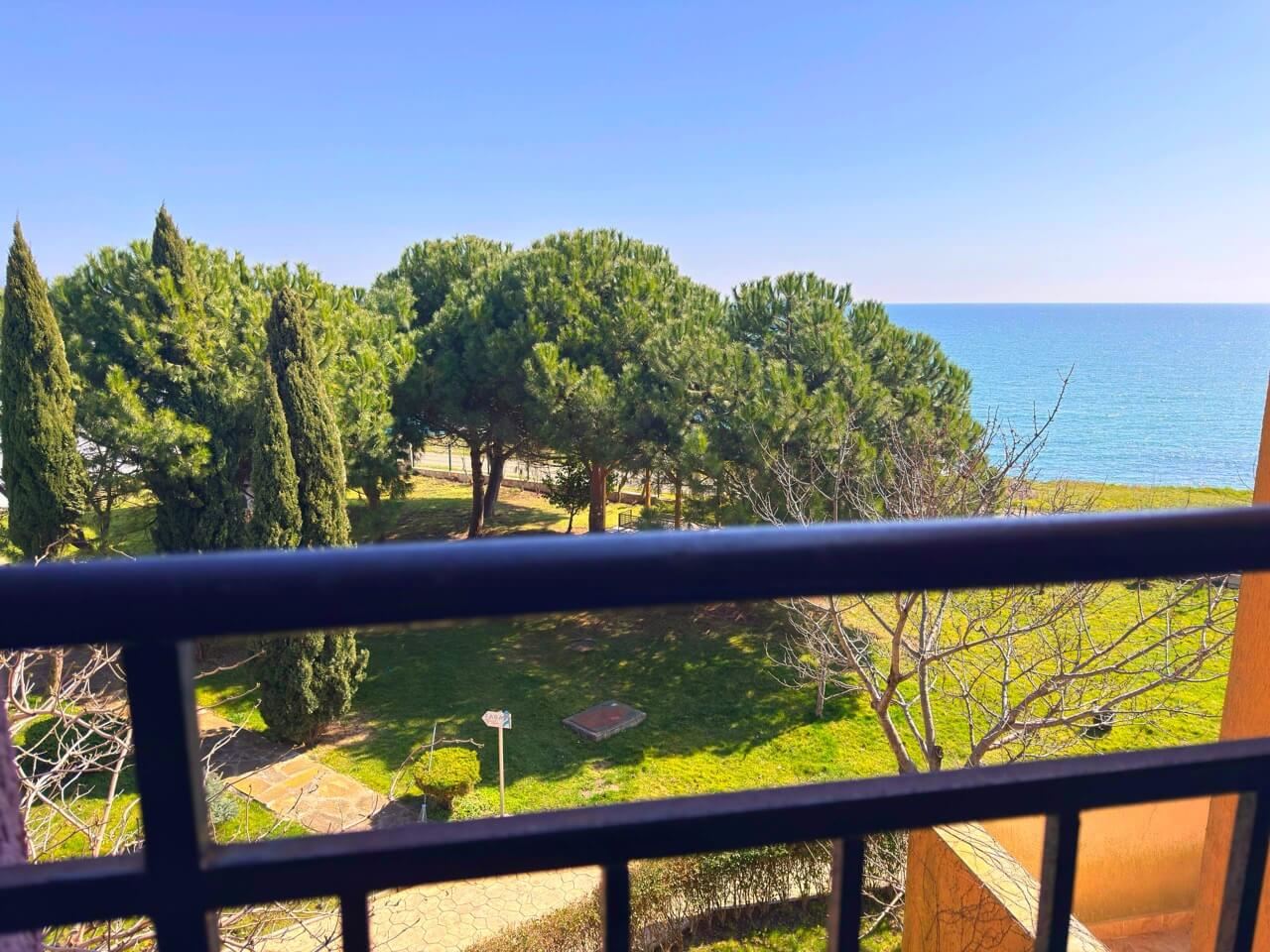 Prostorný třípokojový byt s přímým výhledem na moře v Aheloy – komfort, luxus a pohodlí pro celou rodinu