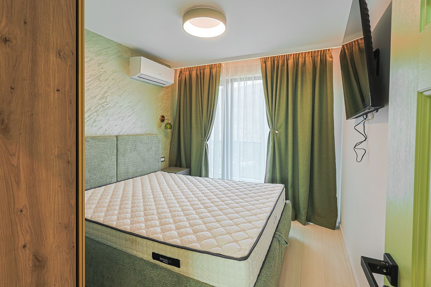 Apartmán se dvěma ložnicemi a panoramatickým výhledem na moře v klidném zeleném komplexu ve Slunečném pobřeží