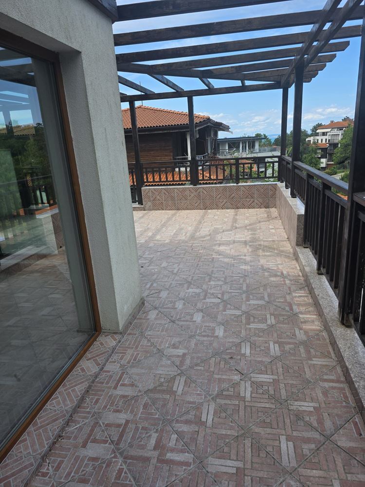 Prostorný apartmán se dvěma ložnicemi a výhledem na moře v komplexu u Sozopolu – pohodlí, příroda a klid v jednom